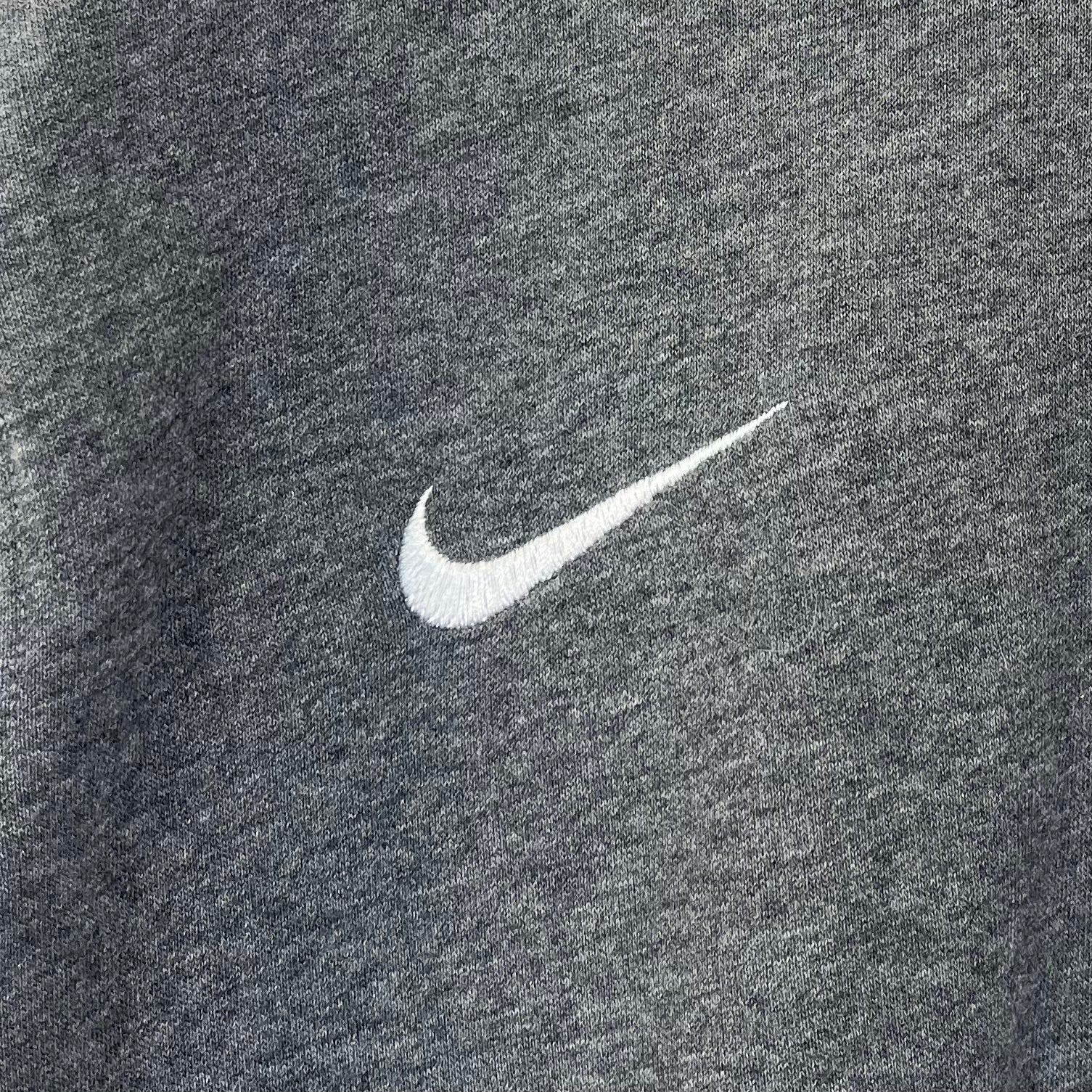 Nike Basic Sweater Small Logo bestickt M - Vinverse