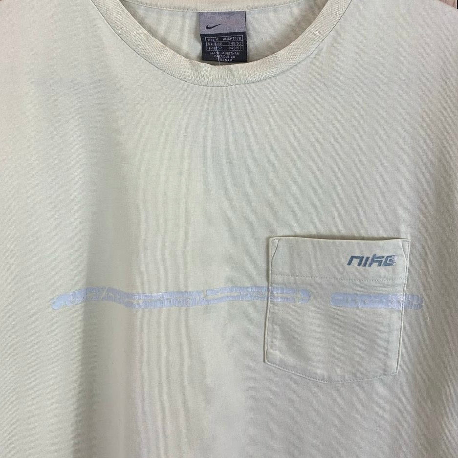 Nike 2000er T-Shirt mit Brusttasche M - Vinverse