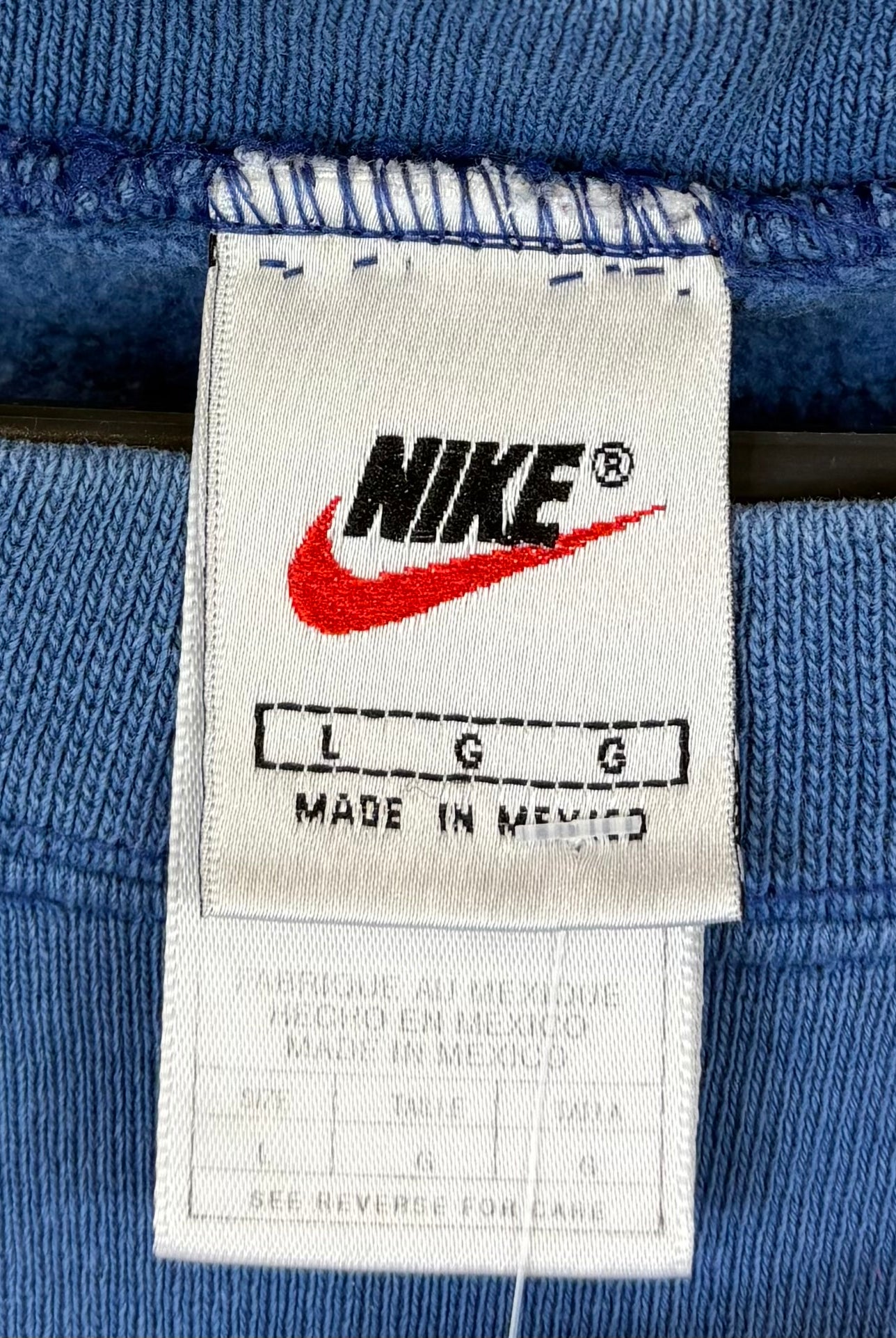 Nike - ausgeleiert, mehrere kleine Macken am Rücken - Vinverse