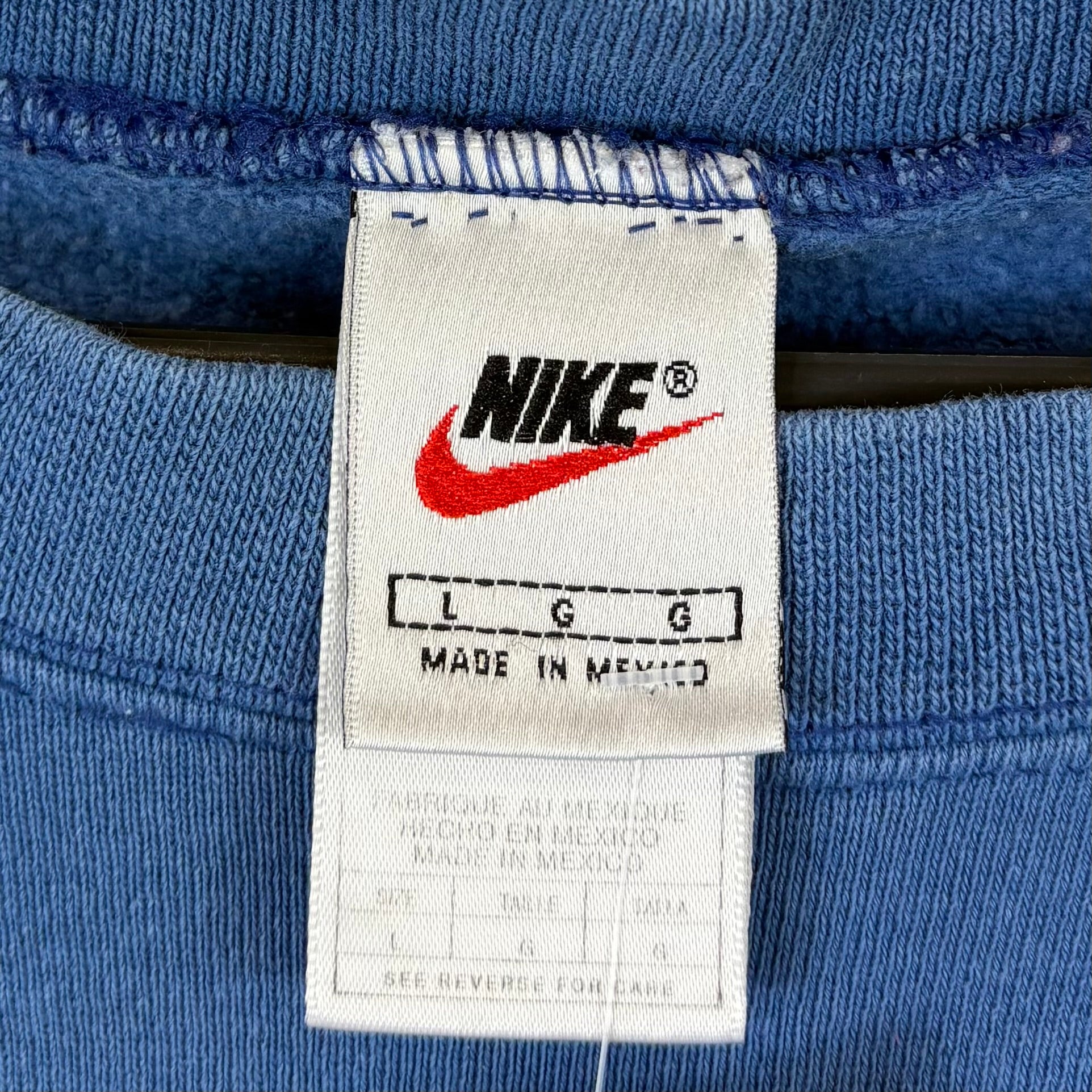 Nike - ausgeleiert, mehrere kleine Macken am Rücken - Vinverse