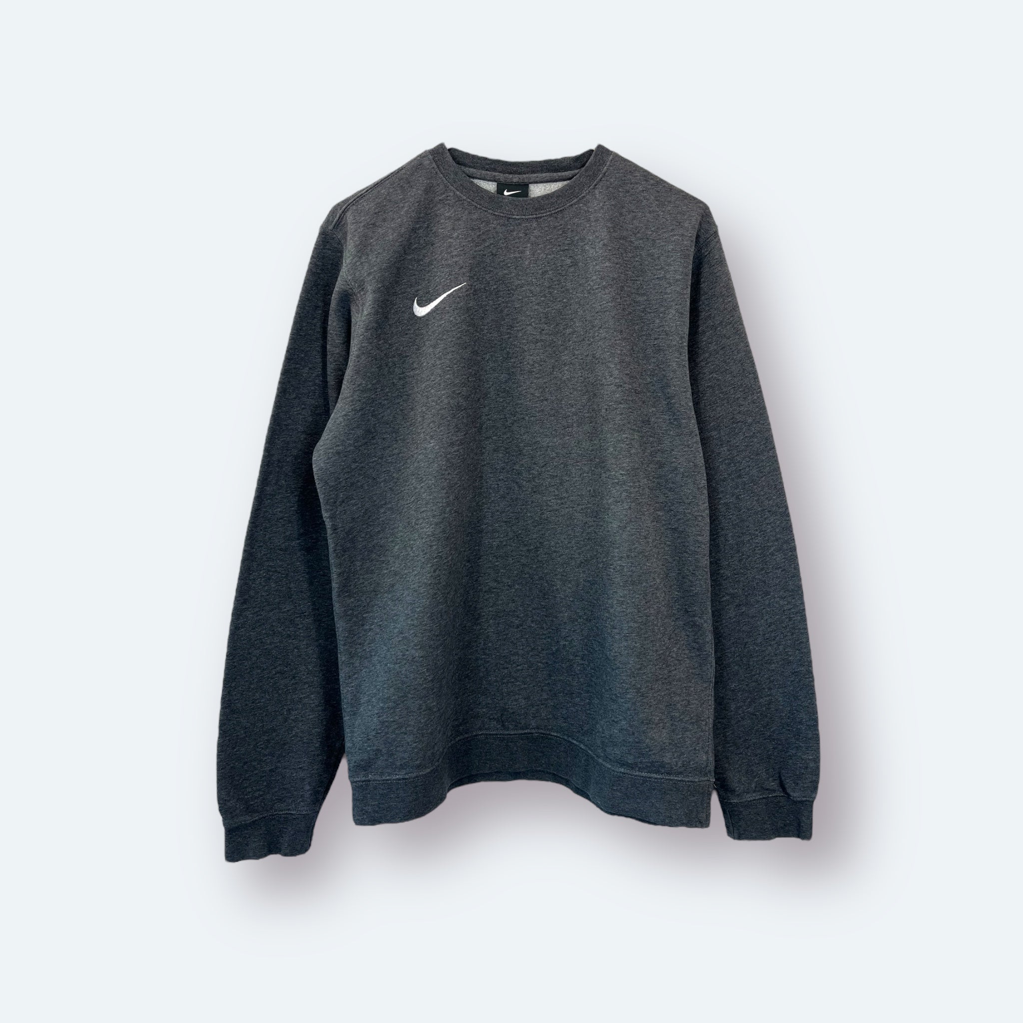 Nike Basic Sweater Small Logo bestickt M - Vinverse