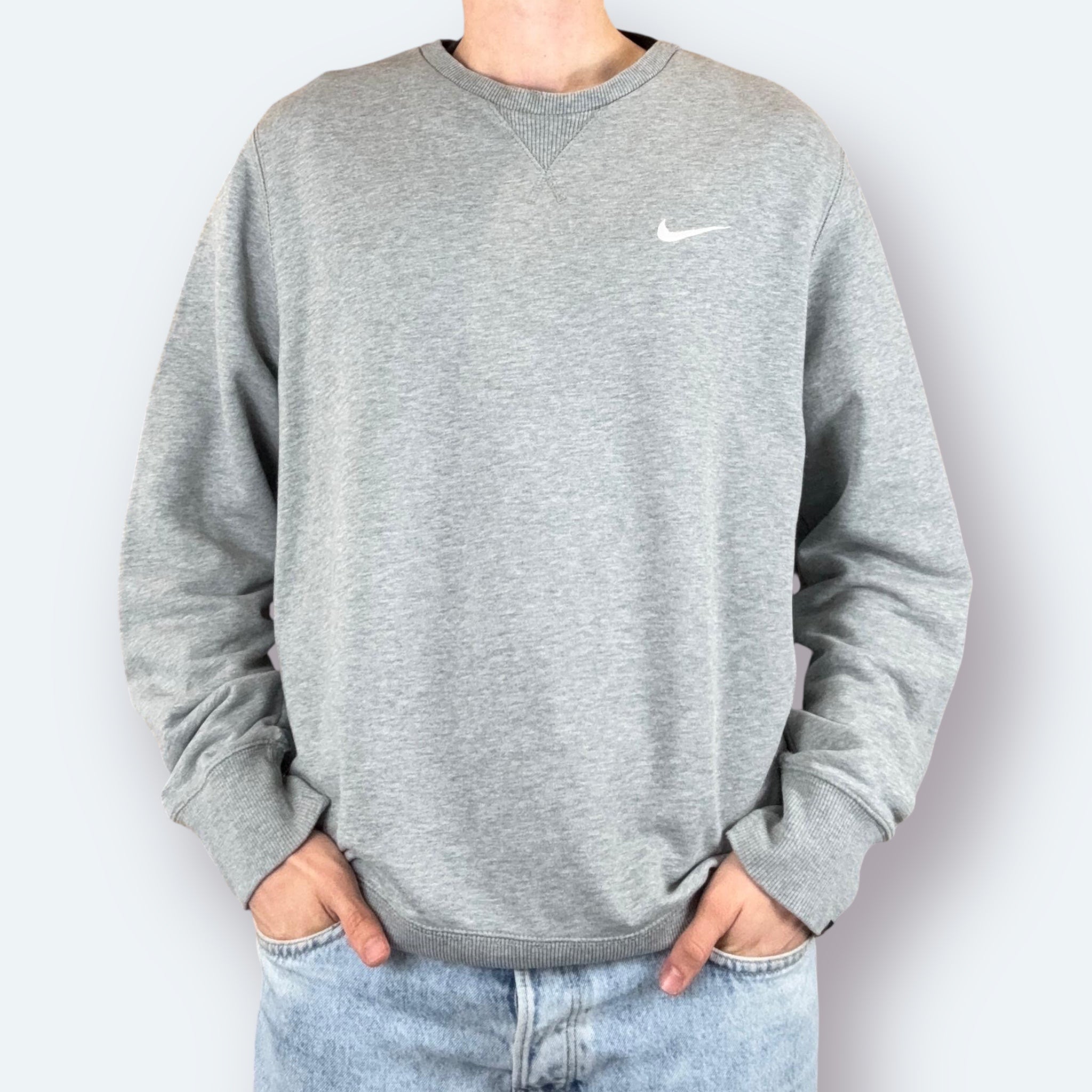 Nike Basic Sweater Small Logo bestickt L - Vinverse