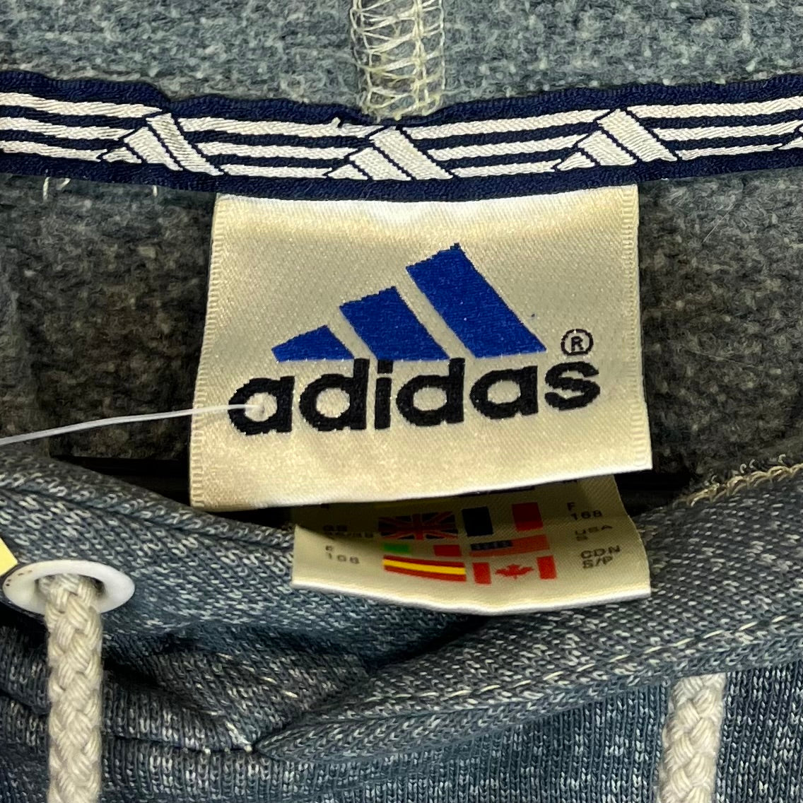 Adidas Small Logo Hoodie bestickt M - Vinverse