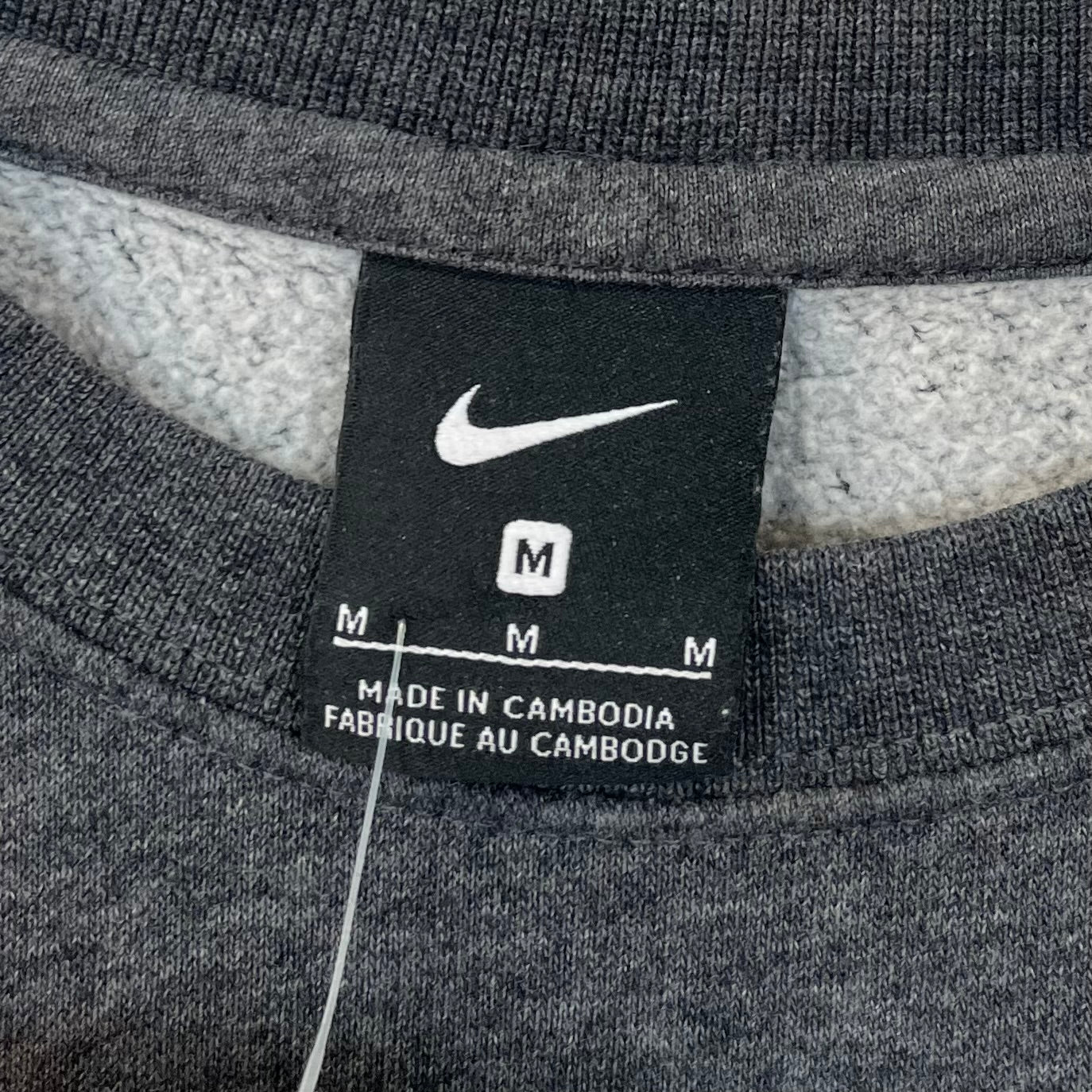 Nike Basic Sweater Small Logo bestickt M - Vinverse