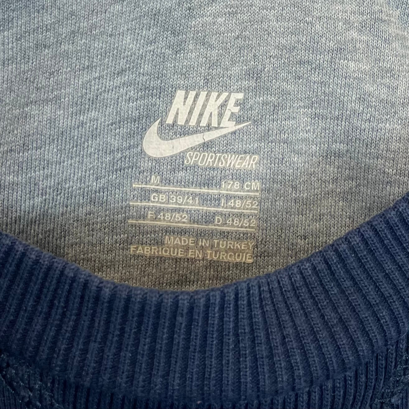 Nike Small Logo Basic Sweater bestickt M - Vinverse