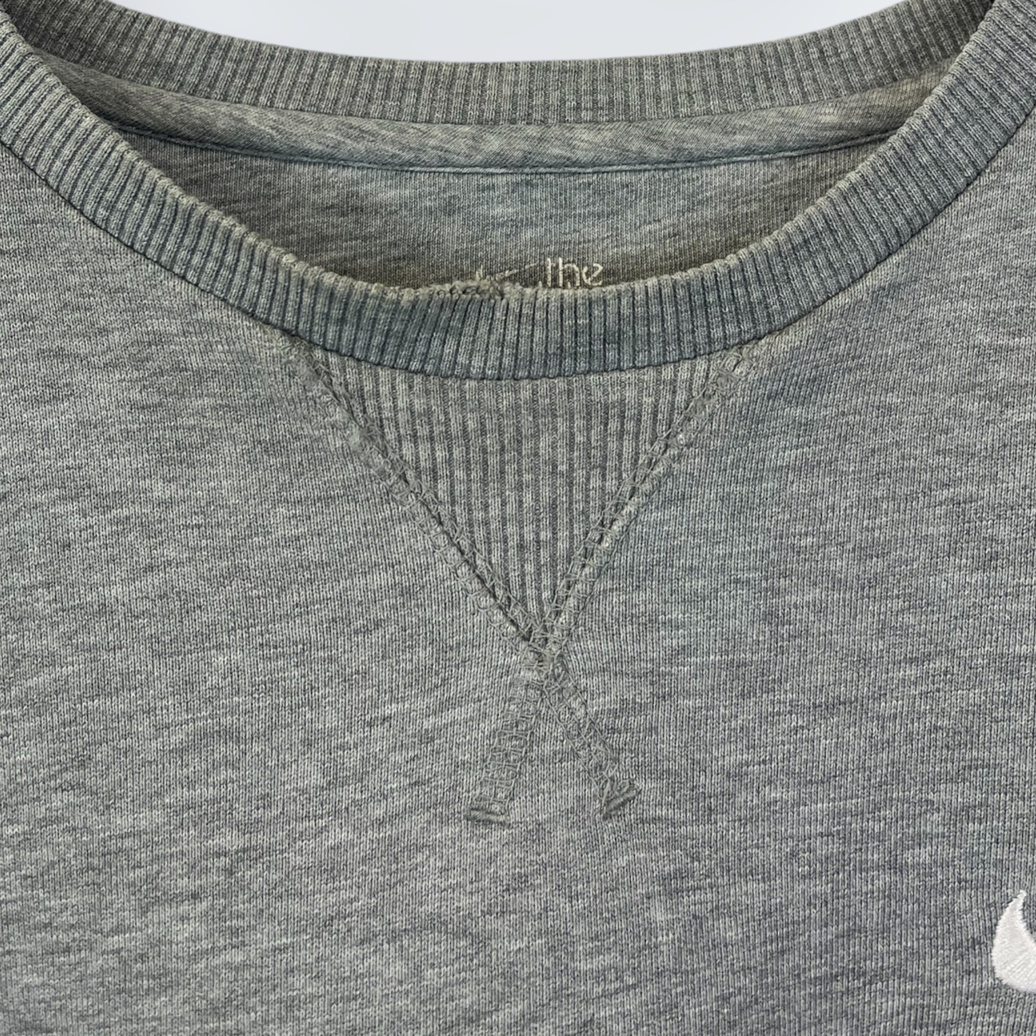 Nike Basic Sweater Small Logo bestickt L - Vinverse