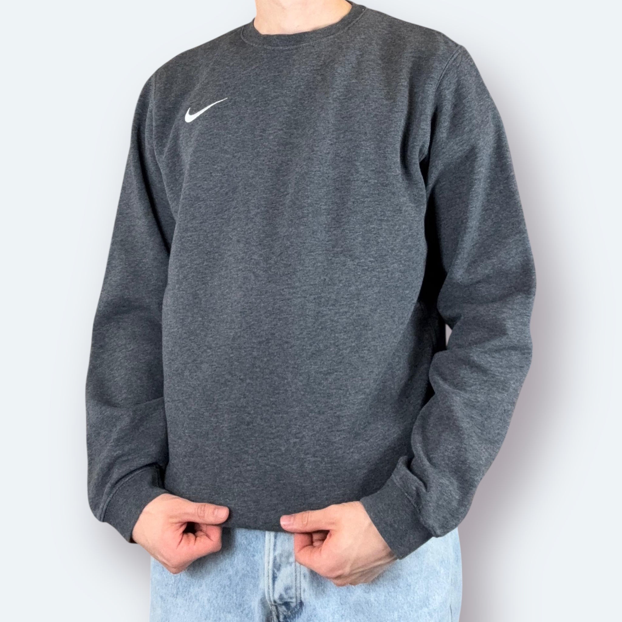 Nike Basic Sweater Small Logo bestickt M - Vinverse